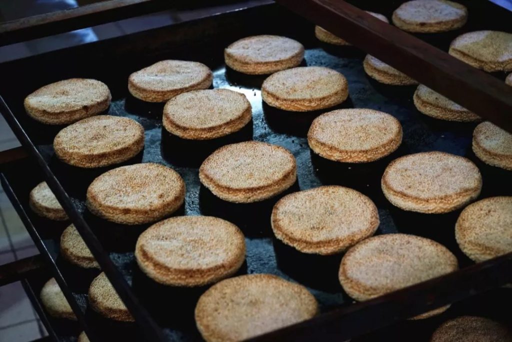 新鲜出炉的麻饼最好吃，若是买回去凉了，可以热一下，热过之后，内馅儿的枣泥、猪油、松仁尤其好吃。