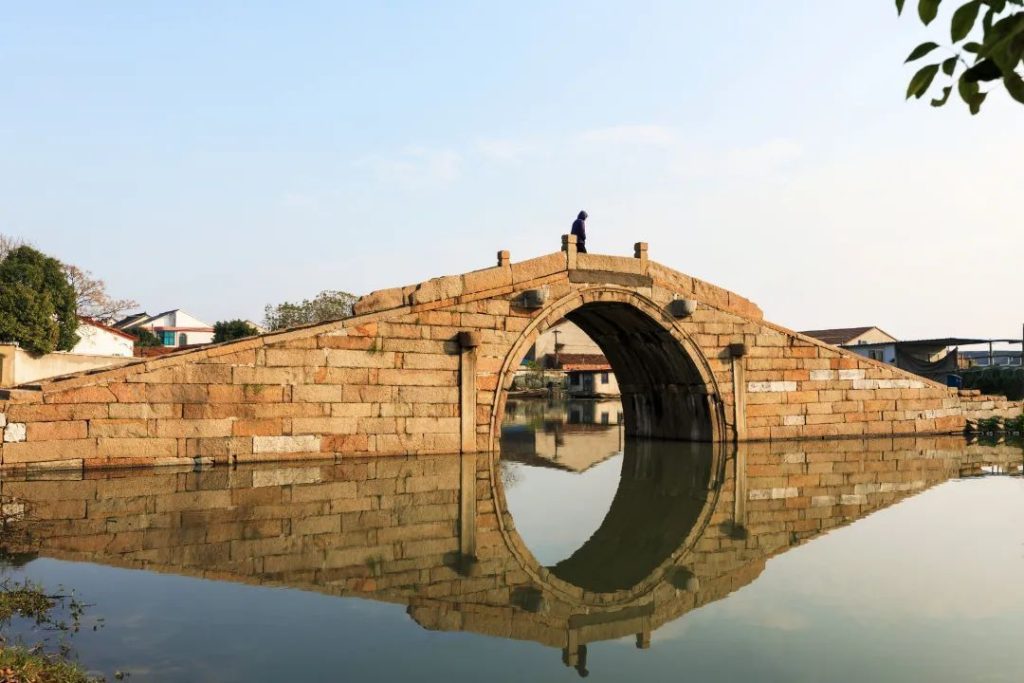 苏州相城的湘城老街，有一座约800年历史的桥梁，它不仅满足了我看古桥的愿望，更让我领略到一座桥所衍生出的人文情怀。