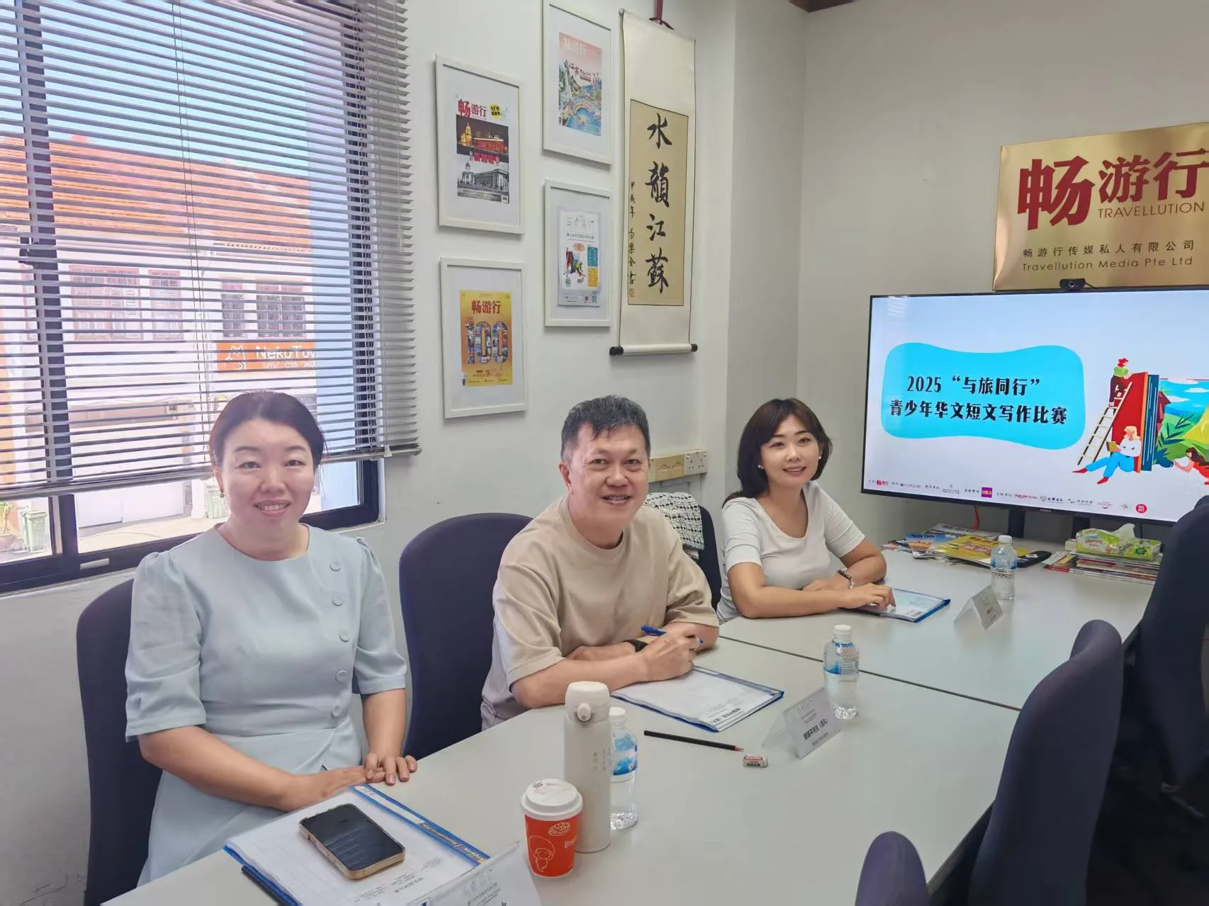 三位专业评审老师正在认真地评阅与热烈讨论学生作品