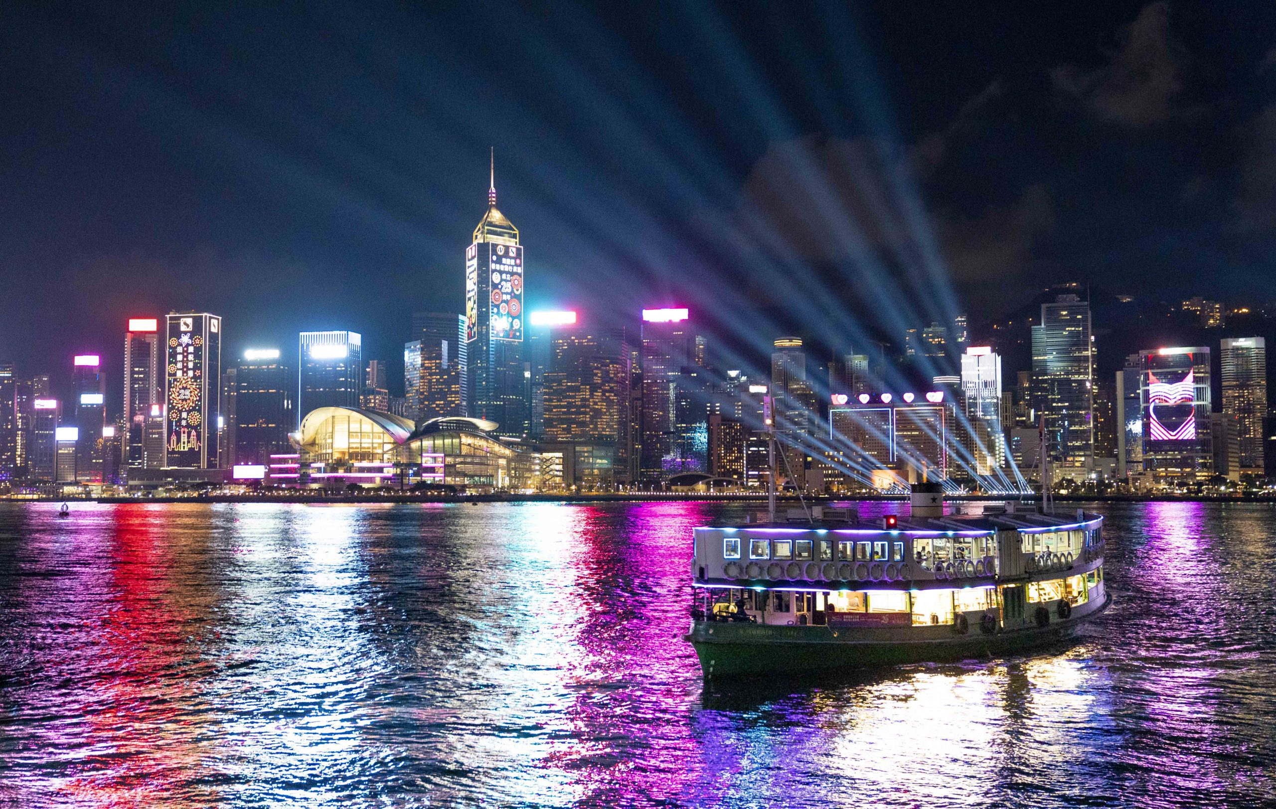 【携程攻略】香港维多利亚港景点,维多利亚港的夜色不愧是世界著名夜景之一，傍晚，华灯初上，吹着海风…