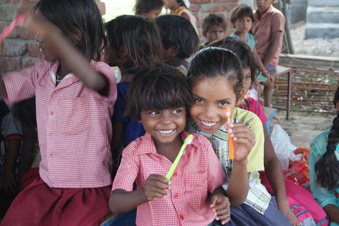 教哈尔菩提伽耶村子的孩子刷牙